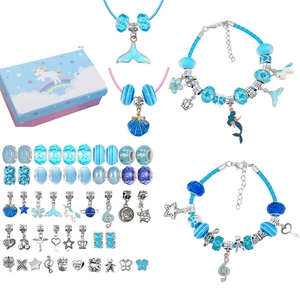 Kit de Fabrication de Bijoux DIY pour Enfants Set de Bracelets à Breloques Sirène Licorne Océan Bleu Avec Boîte Cadeau Perles en Verre Pendentifs en Alliage