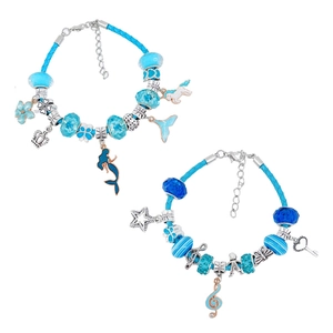 Vue détaillée des bracelets DIY sirène bleue avec perles océan et breloques argentées