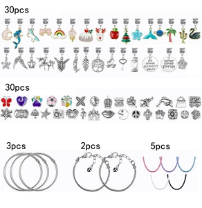 Detaillierte Übersicht des 150-tlg. DIY Schmucksets mit Charms, Perlen und Armbändern auf Weiß