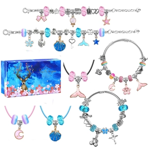 78-delige DIY-armbandset in blauw en roze met bedeltjes en een mooie geschenkdoos