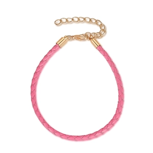 Rosa 3mm geflochtenes Lederarmband mit verstellbarem goldenem Karabinerverschluss auf Weiß