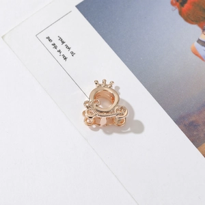 Vista detallada del dije de carruaje de calabaza hueco en oro rosa para pulseras DIY