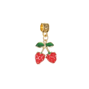 Dettaglio del ciondolo a fragola rossa smaltata con gancio dorato inciso