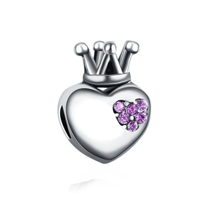 Détail du pendentif cœur en argent avec couronne et zircons violets pour bracelet DIY