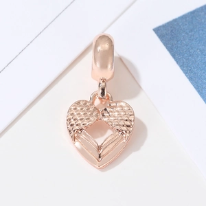 Ciondolo a cuore in oro rosa con texture ali e design cavo per creazione gioielli