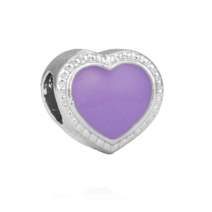 Vue détaillée d'une breloque cœur en argent et émail violet pour bijoux DIY
