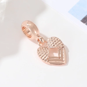 Pendente a cuore oro rosa con texture martellata e gancio grande per collane