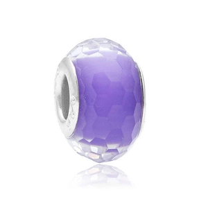 Vue macro d'une perle en verre facetté violet avec un noyau en argent sterling S925