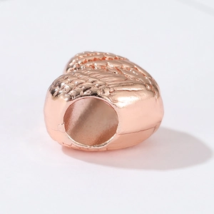 Detailansicht der herzförmigen Charm-Perle mit roségoldener Flügelstruktur für Armbänder
