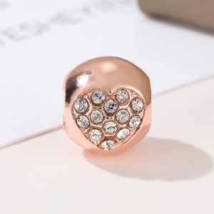 Roségoldene Perle mit herzförmigem Besatz aus Zirkonia-Steinen für Armbänder