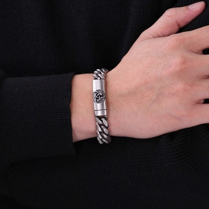 Pulsera de cadena de eslabones plateada para hombre con cierre de nudo celta y fondo negro