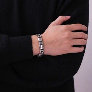 Herren Punk Armband mit Totenkopf Gravur und massiver Panzerkette in antikem Silber