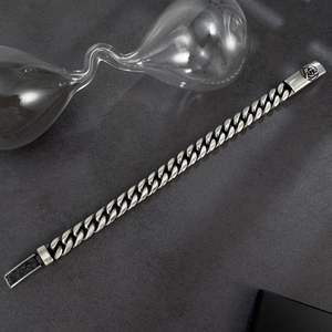 Pulsera de cadena cubana de acero inoxidable plateado mate con hebilla grabada