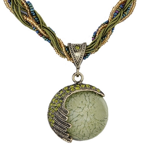 Collier multicouche bohème avec pendentif en pierre verte et cordons de perles ethniques