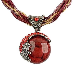 Collier bohème vintage avec pendentif en pierre rouge et ailes en métal doré antique