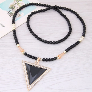 Collana lunga vintage con ciondolo triangolare nero e catena di perline