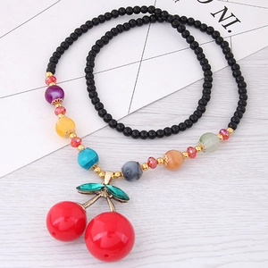 Collana alla moda con pendente a ciliegia, perle di resina rossa e foglie di metallo cristallo
