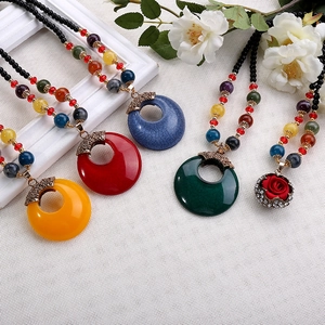 Dettaglio della collana lunga boho con perline etniche e ciondolo a forma di rosa