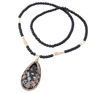 Collana lunga bohémien con pendente a fiore in conchiglia e pietre preziose colorate