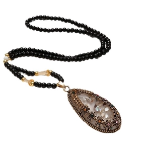 Böhmische lange Pulloverkette mit Vintage Bronzeanhänger und schwarzen Perlen für Damen
