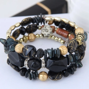 Détails rapprochés d'un bracelet multicouche bohème avec perles de marbre et cristaux