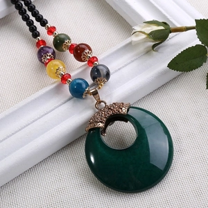 Collana lunga bohémien con perline multicolori e grande ciondolo rotondo verde