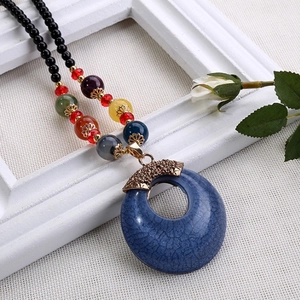 Collana lunga bohémien con perline colorate e grande ciondolo ad anello smaltato blu