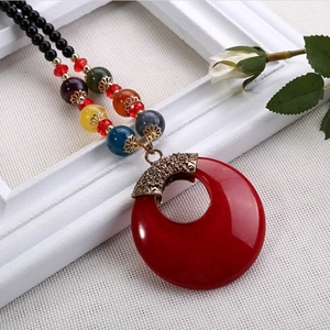 Collana lunga etnica bohémien con grande ciondolo circolare rosso e perline colorate