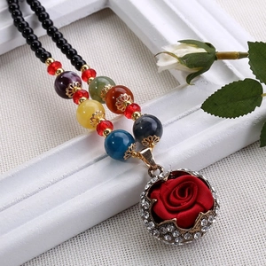 Collana lunga bohémien con rosa di stoffa rossa e perline multicolore su catena nera