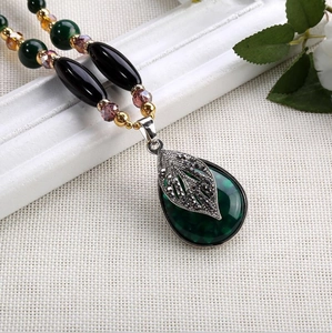 Collier Longue Chaîne de Perles Ethniques Bohèmes Vintage pour Femmes Alliage Résine Pendentif en Pierre Gemme Artificielle Vert Émeraude Bijoux