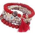Set bracciale bohémien multistrato con nappe rosse e ciondolo a mano di Fatima