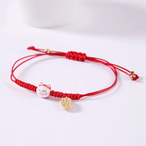 Bracciale intrecciato rosso regolabile con charm gatto portafortuna e monete