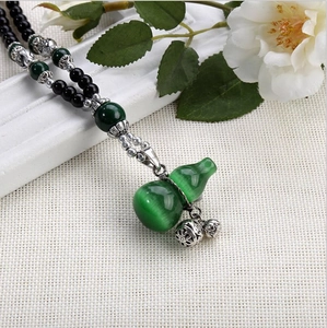 Sautoir bohème vintage avec pendentif gourde en pierre œil de chat verte et perles