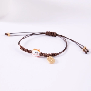 Bracciale regolabile in corda rossa con gatto della fortuna in ceramica e ciondolo