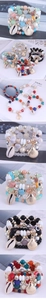 Detail van een boho meerlaagse kralenarmband met schelphangers en evil eye-kralen