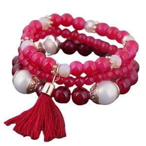 Set di bracciali bohémien multistrato con perle di cristallo e nappa rossa