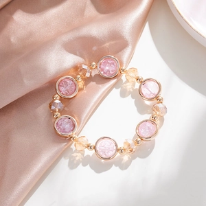 Details der rosa Cracker-Kristallperlen und goldenen Metallelemente am Armband