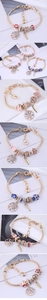 Dettaglio del bracciale bohémien dorato con ciondoli occhio del male e albero della vita