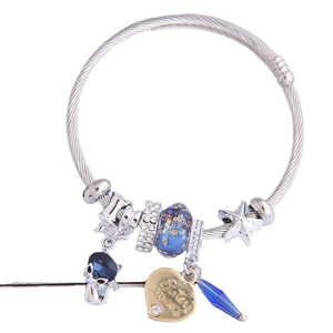 Bracciale in cavo d'acciaio con perline di vetro blu e ciondolo a cuore sister