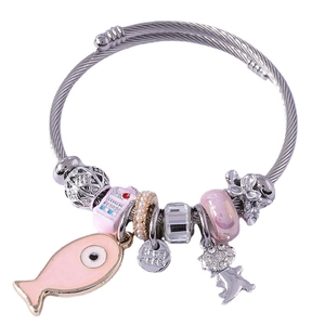 Edelstahl-Bettelarmband mit rosa Fisch, Orange-Anhänger und Perlen-Details