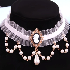 Choker vittoriano in pizzo bianco con ciondolo a cameo vintage e perle stratificate