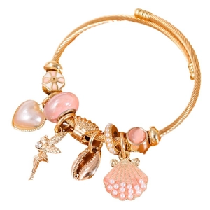 Bracciale rigido dorato con perle a cuore e ciondoli a conchiglia su sfondo bianco