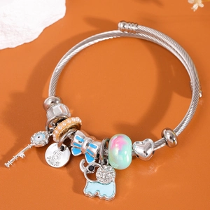 Bracciale con ciondoli a forma di elefante, chiave e cuore su fascia a spirale argento