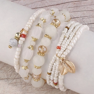 Boho-Mehrlagen-Stretchperlenarmband Set mit Kristallblättern und goldenen Anhängern