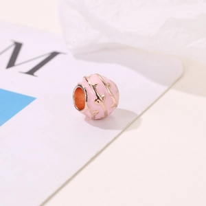 Roze emaille kraal met roségouden rankbedel voor doe-het-zelf sieraden en kettingen