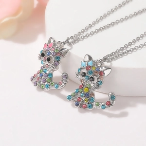 Set di collane con gatto in cristallo colorato con fiocchi rosa e blu su display