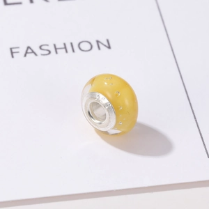 Perla in vetro giallo con anima in argento sterling S925 su carta di presentazione