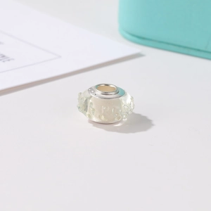 Abalorio de vidrio translúcido con superficie texturizada y núcleo de plata para joyas