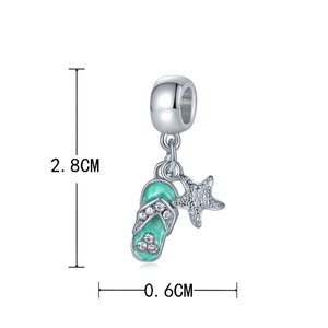 Dettaglio del ciondolo a infradito e stella marina con misure 2,8 CM per 0,6 CM