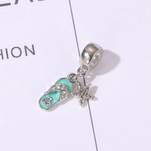 Charm marino con infradito in smalto blu e pendente a stella marina per creare gioielli